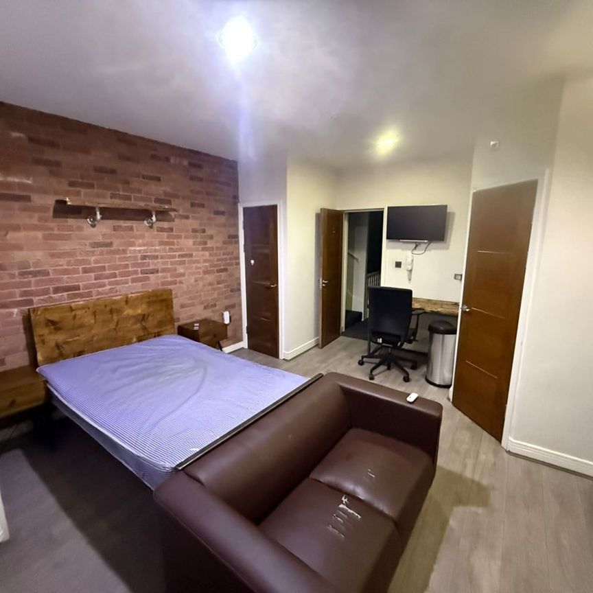 Studio Flat, Pershore Road, B29 - Photo 1