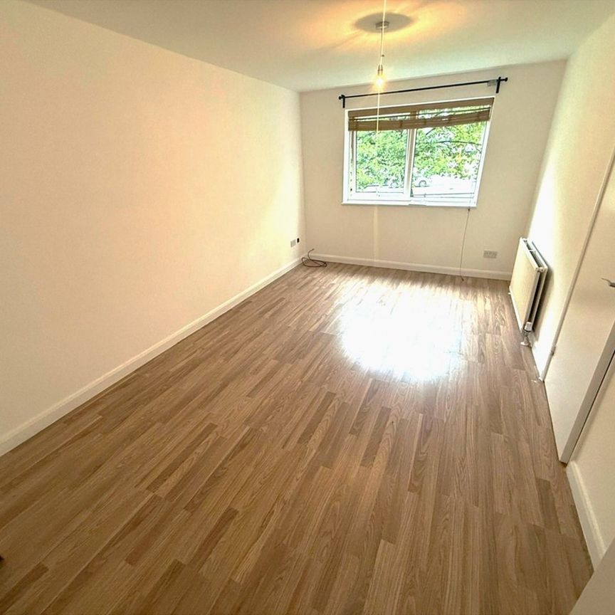 1 Bed Flat, Poplar Grove, N11 - Photo 1