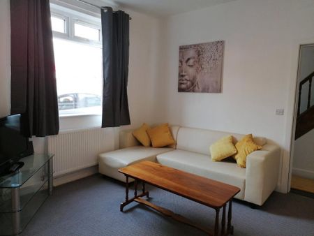 3 bedroom semi-detached house to rent - Photo 2