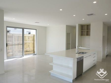 Executive Modern Designed Family Home - Photo 2