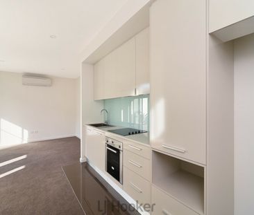 Stylish and Modern 1-Bedroom Apartment in Belmont - Photo 3