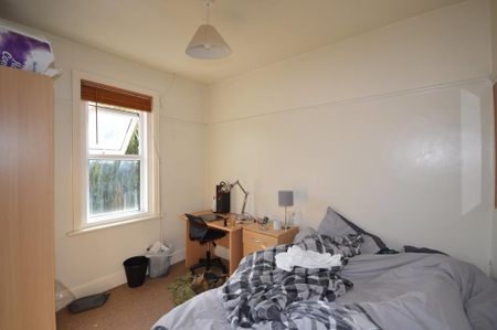 4 bedroom detached house to rent - Photo 2
