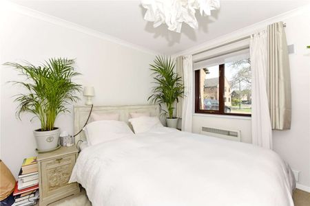 Well presented, ground floor flat 0.5 miles from Bourne End town centre and train station - Photo 2