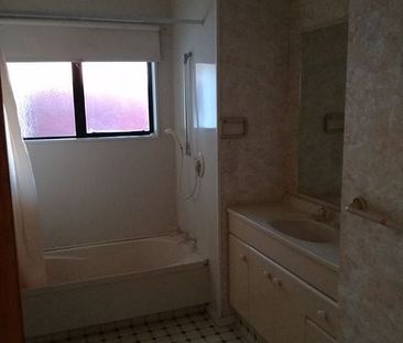 Three-bedroom home in a Great location - Photo 4