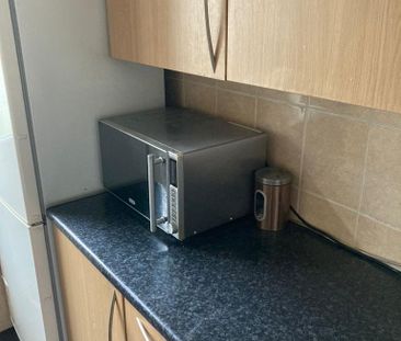 1 bedroom in a flat share to rent - Photo 5