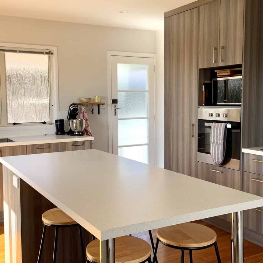 Immaculate fully furnished modernised 2 bedroom townhouse in prime location! - Photo 1