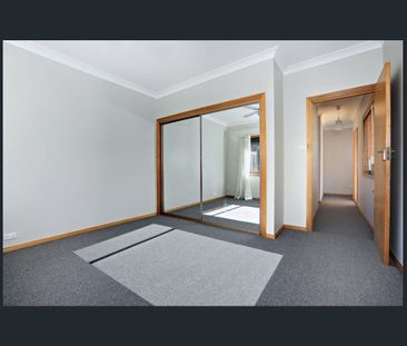 Light-Filled Apartment Offering Comfort and Convenience - Photo 2