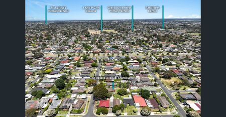 🏡 Comfortable Family Living in a Prime Cranbourne Location! - Photo 3