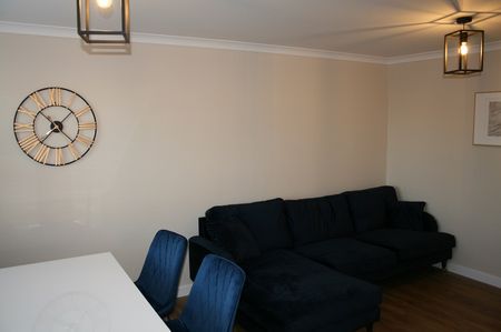 IMMACULATE 2 BEDROOM FLAT – BROCHTIE COURT, BROUGHTY FERRY - Photo 2