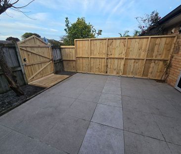 Charming 2 BedRoom Flat with Garden! - Photo 5