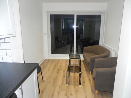 5 bedroom semi-detached house to rent - Photo 2