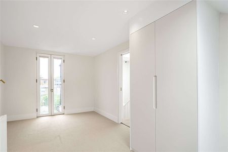 A stunning, family home moments from the river and the open spaces of Putney Common. - Photo 3