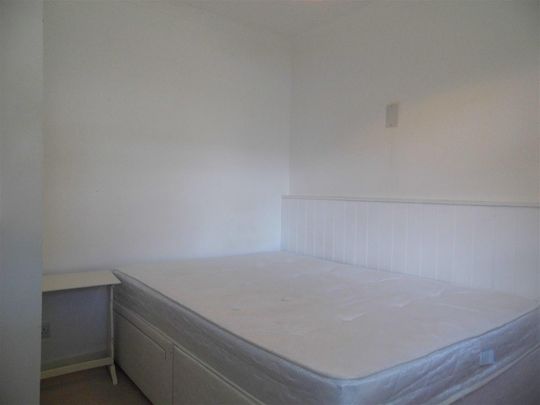 Oaklands Court, Chichester - Photo 1