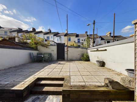 4 bedroom terraced house to rent - Photo 3