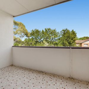 Light Filled Two Bedroom Apartment in Convenient Carlton Location - Photo 2