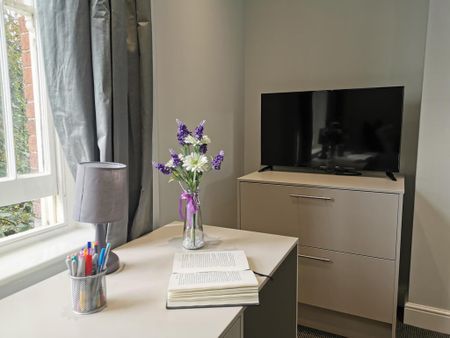 1 bedroom in a house share to rent - Photo 2