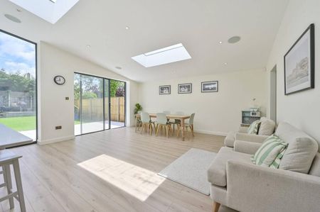 4 bedroom detached house to rent - Photo 3