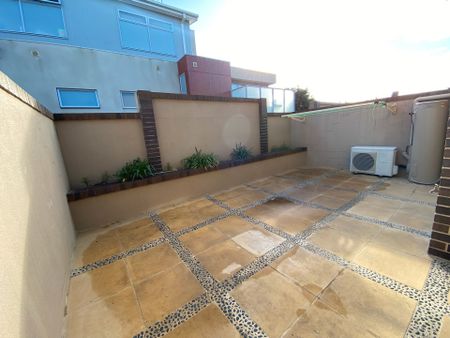 Convenientlly Located Apartment - Photo 5