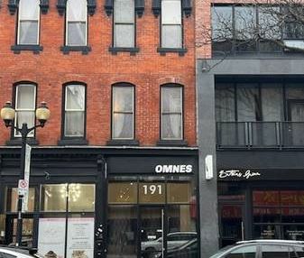 Luxury Brownstone Loft with exposed brick - Photo 2