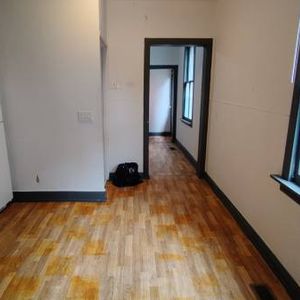 2 Roomates Share 1 Bedroom Furnished Bungalow, Downtown - Photo 2