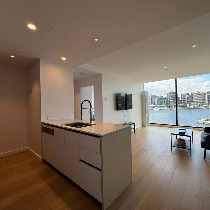 Stunning Fully Furnished 2-Bed, 2-Bath Apartment with Parking in the Heart of Docklands - Photo 1