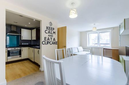 3 bedroom flat to rent - Photo 2