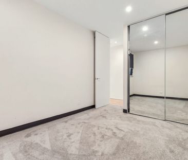 Effortless Inner-City Living with a Stunning City Outlook - Photo 2