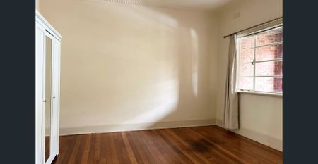 Sunlit apartment, water included! - Photo 2