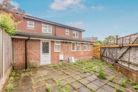 property to rent Redstone Hill, Redhill, Surrey, RH1 - Photo 4