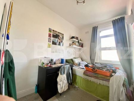 Superbly located three double bedroomed apartment - Photo 2