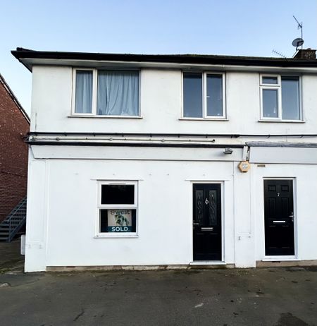 Newly Renovated 1 bed maisonette with PARKING - Photo 4