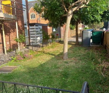 1 bedroom in a flat share to rent - Photo 3
