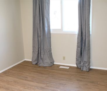 Spacious 3 Bedroom Main Floor Bungalow In Edgemont. - Photo 2