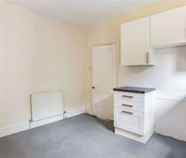 Conveniently located two bedroom apartment - Photo 3