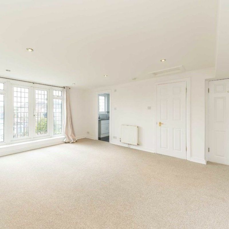 Upper Richmond Road West, Richmond, TW10 - Photo 1