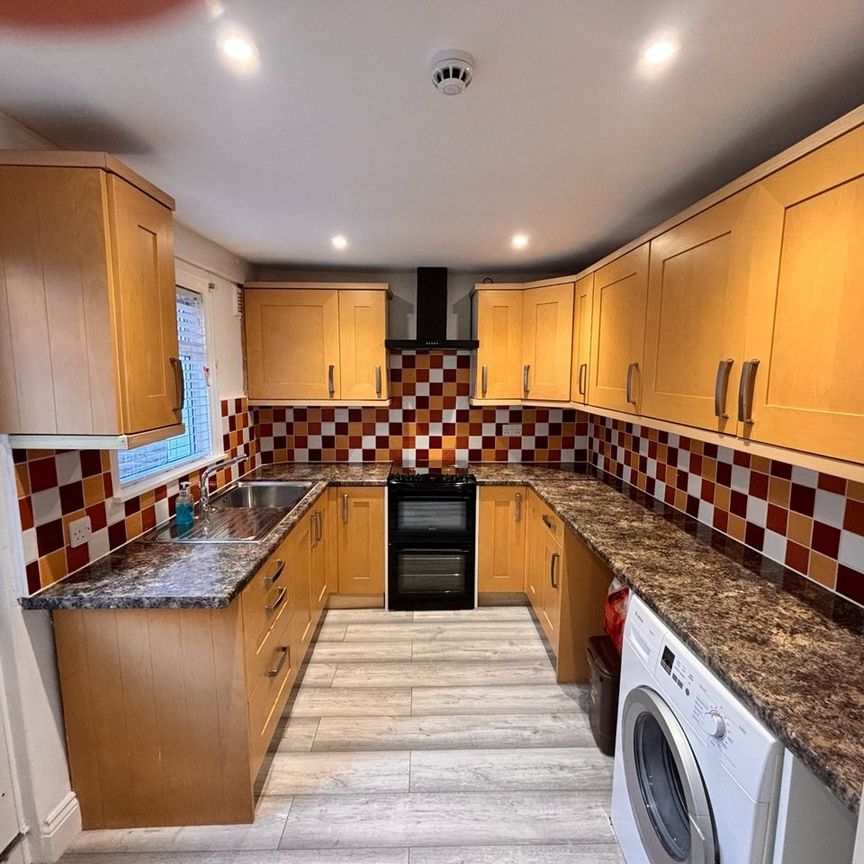 Room in a Shared House, Cargill Road, SW18 - Photo 1