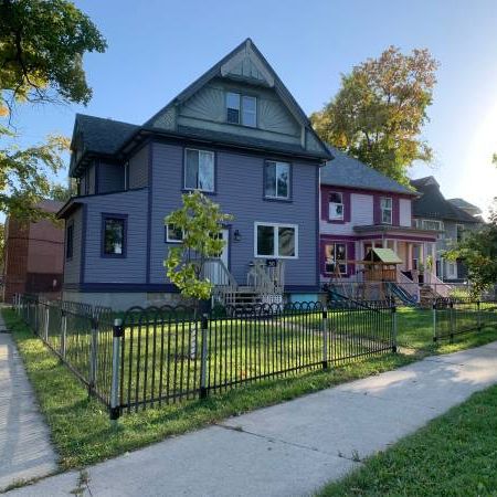 Spacious and Sunny 3.5 Bedroom Duplex - Photo 1