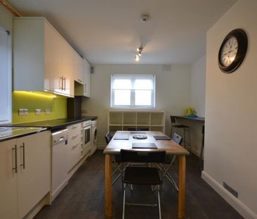 3 bedroom Flat To Let - Photo 5
