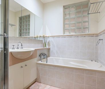 Classic charm meets family comfort - Photo 4