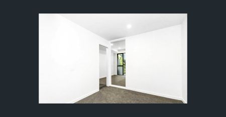 Luxury, Lifestyle and Location - Steps to the Beach, Cafes & Albert Park Lake (White Goods Included – Partially Furnished) - Photo 5