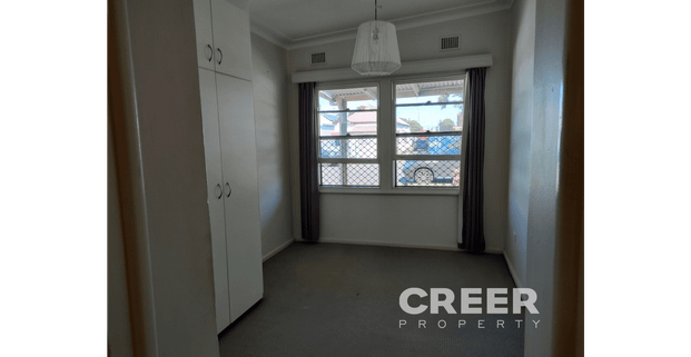 CONVENIENT AND EASY 2 BEDROOM FLAT - Photo 1