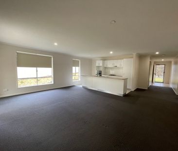 Spacious family home! - Photo 1