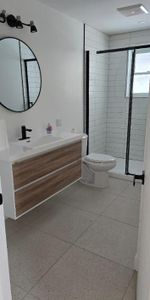 Grand 5 1/2 à louer .Vieux Nord de Sherbrooke . Complètement rénové , électroménager neuf inclus , parfait pour jeunes professionnels . - Photo 4