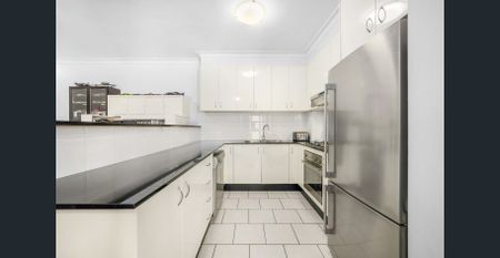 Beautiful apartment in a Leafy Park-side Location - Photo 4