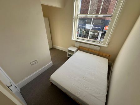 1 bedroom in a house share to rent - Photo 3