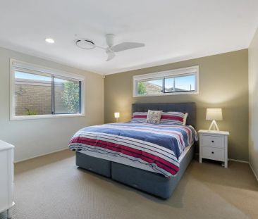 Spacious Family Home with Pool & Multiple Living Areas ! - Photo 6