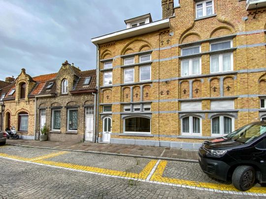 Ruime woning met GARAGE te Nieuwpoort-Stad, gelegen vlakbij het marktplein. - Foto 1