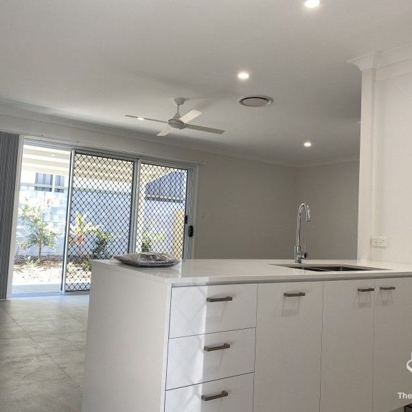 BRAND NEW ULTA MODERN LUXURY 4 BEDROOM TOWNHOUSE WITH DUCTED AIR-CON âFirst 2 Week Rent Freeâ - Photo 1