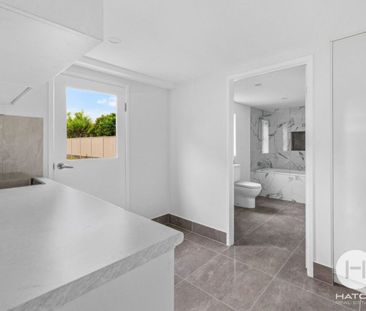 Dual Living Delight: Modern Family Home with Versatile Spaces in Ca... - Photo 5