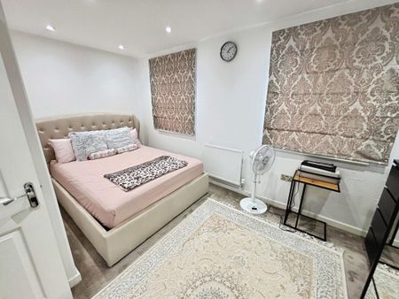 Maiden Way, Rainham, RM13 - Photo 4